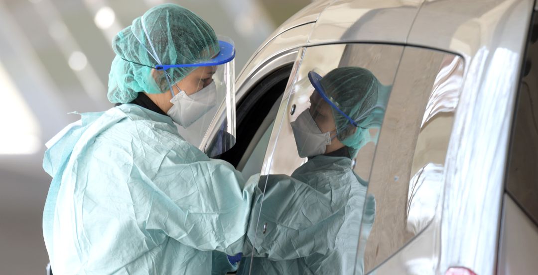 Una profesional de la sanidad hace una prueba del covid Una profesional de la sanidad hace una prueba del covid