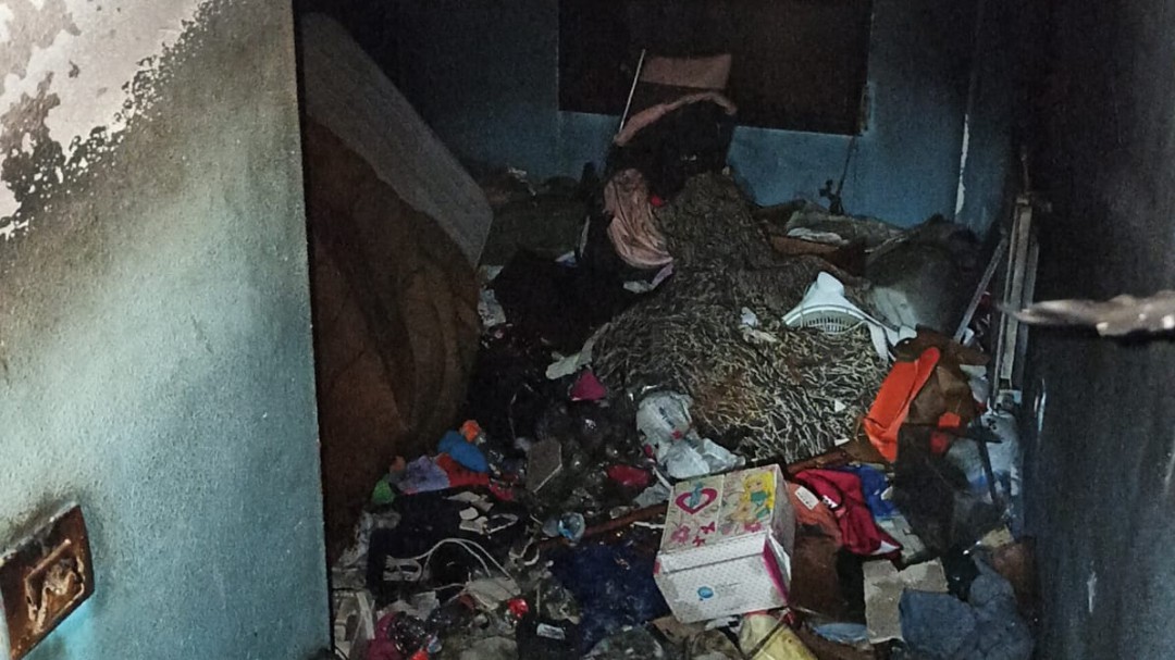 Desalojan un edificio por el incendio de una vivienda en la calle Joan Miró de Puertollano