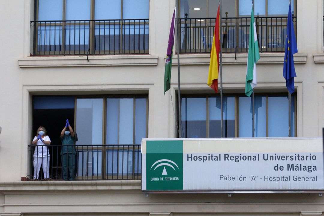 Bomberos realizan junto a trabajadores de Correos el aplauso a los sanitarios, en la puerta principal del Hospital Regional de Málaga, por su trabajo que estan realizando dichos sanitarios, a causa de la pandemia sufrida por el COVID-19. Bomberos realizan junto a trabajadores de Correos el aplauso a los sanitarios, en la puerta principal del Hospital Regional de Málaga, por su trabajo que estan realizando dichos sanitarios, a causa de la pandemia sufrida por el COVID-19.