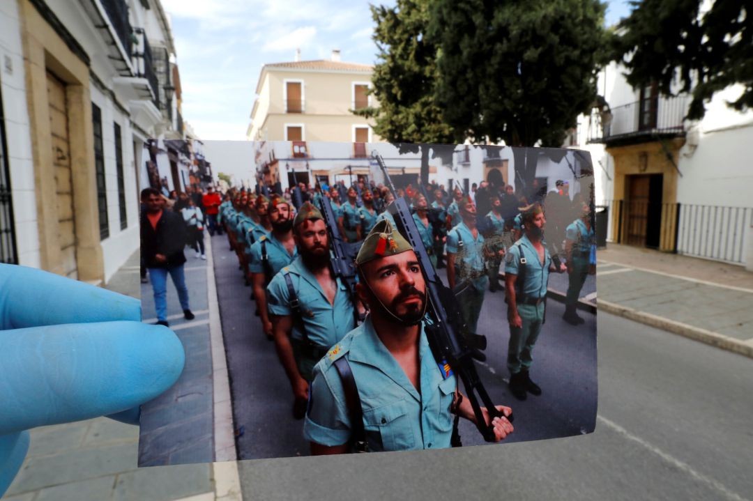 Un fotógrafo de Reuters tiene una foto de los legionarios españoles marchando antes de una procesión tomada en abril de 2019, frente a la calle de la procesión, el Domingo de Ramos, el primer día de la Semana Santa, en medio del brote de la enfermedad del coronavirus (COVID-19), en Ronda, sur de España, 5 de abril de 2020. Fotografía tomada el 5 de abril de 2020 Un fotógrafo de Reuters tiene una foto de los legionarios españoles marchando antes de una procesión tomada en abril de 2019, frente a la calle de la procesión, el Domingo de Ramos, el primer día de la Semana Santa, en medio del brote de la enfermedad del coronavirus (COVID-19), en Ronda, sur de España, 5 de abril de 2020. Fotografía tomada el 5 de abril de 2020