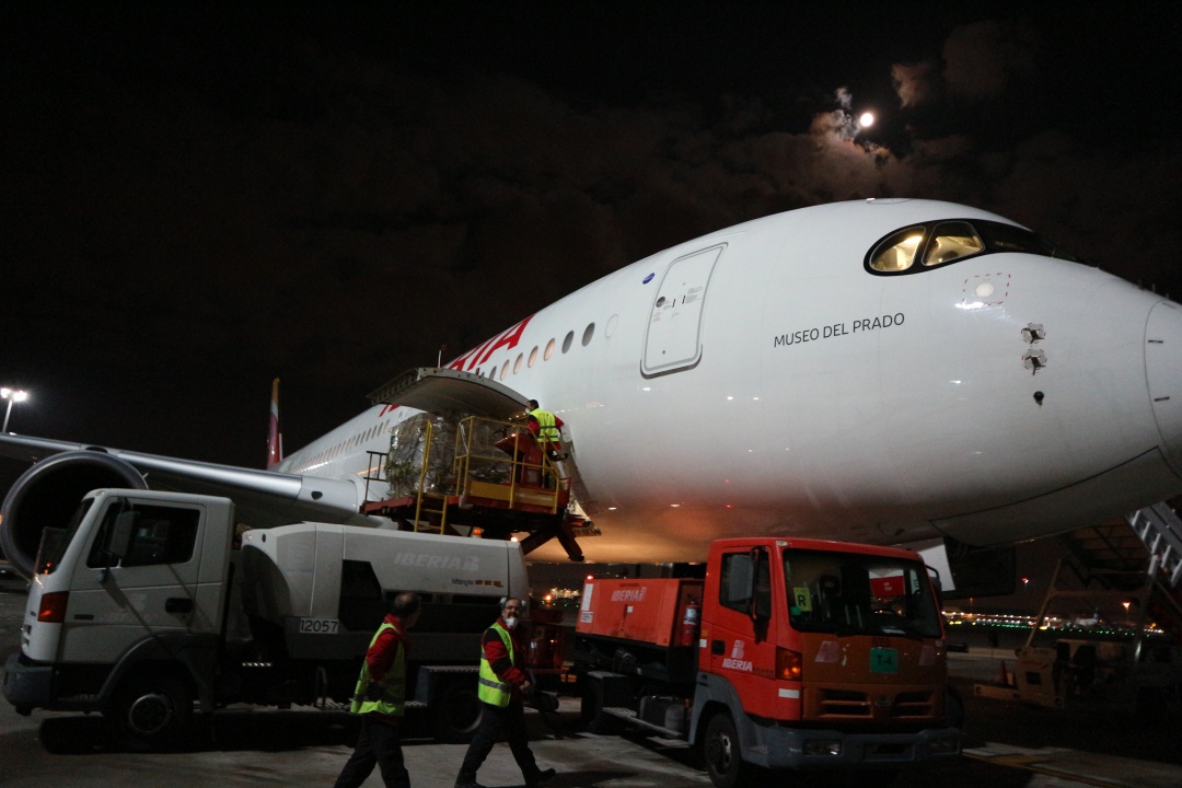 El avión que recoge el material sanitario en Shanghái es un AIRBUS 350-900, uno de los más grandes de Iberia y con los que la compañía normalmente realiza rutas al continente americano El avión que recoge el material sanitario en Shanghái es un AIRBUS 350-900, uno de los más grandes de Iberia y con los que la compañía normalmente realiza rutas al continente americano