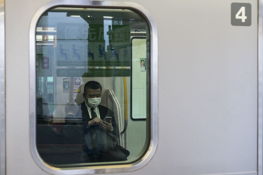 Un pasajero con su móvil en la estación japonesa de Shinjuku Un pasajero con su móvil en la estación japonesa de Shinjuku