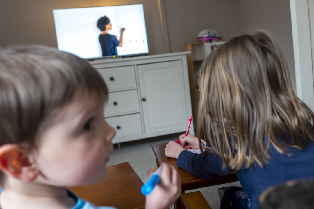 Dos niños estudian desde casa. Dos niños estudian desde casa.