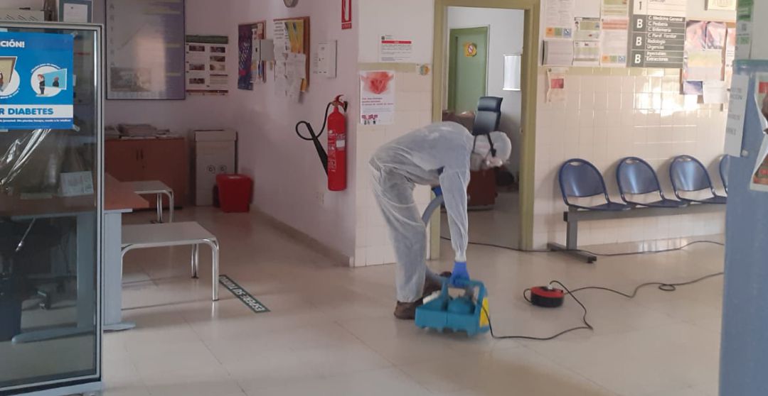 Trabajador desinfectando el Centro de Salud de Huelma. Trabajador desinfectando el Centro de Salud de Huelma.