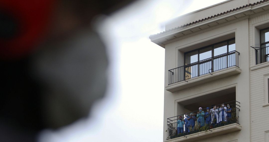 Bomberos realizan junto a trabajadores de Correos el aplauso a los sanitarios, en la puerta principal del Hospital Regional de Málaga, por su trabajo que estan realizando dichos sanitarios, a causa de la pandemia sufrida por el COVID-19. Bomberos realizan junto a trabajadores de Correos el aplauso a los sanitarios, en la puerta principal del Hospital Regional de Málaga, por su trabajo que estan realizando dichos sanitarios, a causa de la pandemia sufrida por el COVID-19.