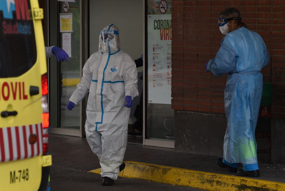 Trabajadores en la entrada del hospital Severo Ochoa. Trabajadores en la entrada del hospital Severo Ochoa.