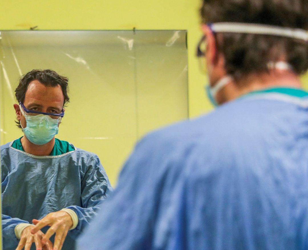 Un sanitario se lava las manos. Un sanitario se lava las manos.