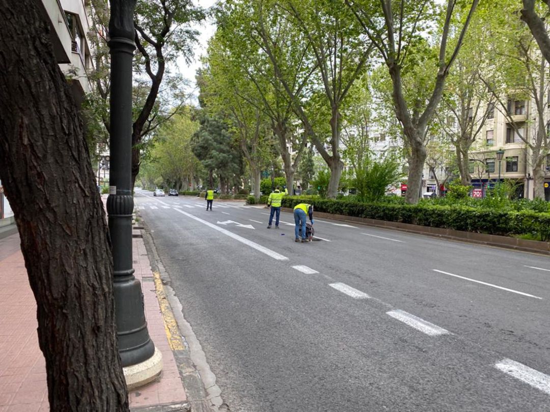En la Gran Vía Marqués del Turia de València, operarios del Ayuntamiento desatasca las conducciones de la zona para reducir la presión del colector bloqueado por el desprendimiento en uno de los muros En la Gran Vía Marqués del Turia de València, operarios del Ayuntamiento desatasca las conducciones de la zona para reducir la presión del colector bloqueado por el desprendimiento en uno de los muros