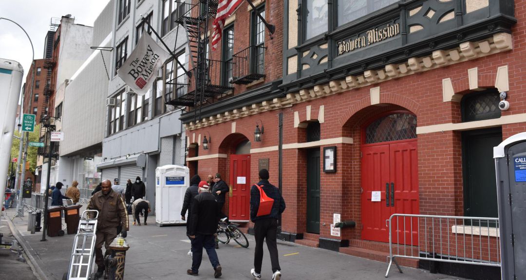 Unas personas caminan frente a la sede del Bowery Mission, una cocina social y albergue auspiciada por la iglesia católica Unas personas caminan frente a la sede del Bowery Mission, una cocina social y albergue auspiciada por la iglesia católica