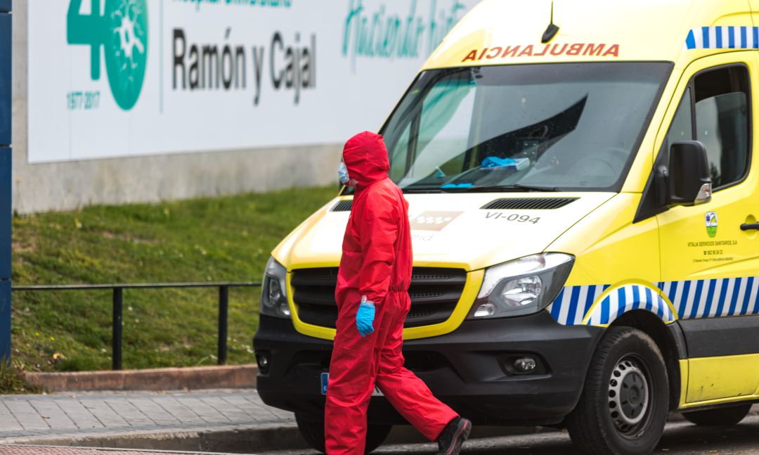 Un médico accede al Hospital Universitario Ramón y Cajal. Un médico accede al Hospital Universitario Ramón y Cajal.