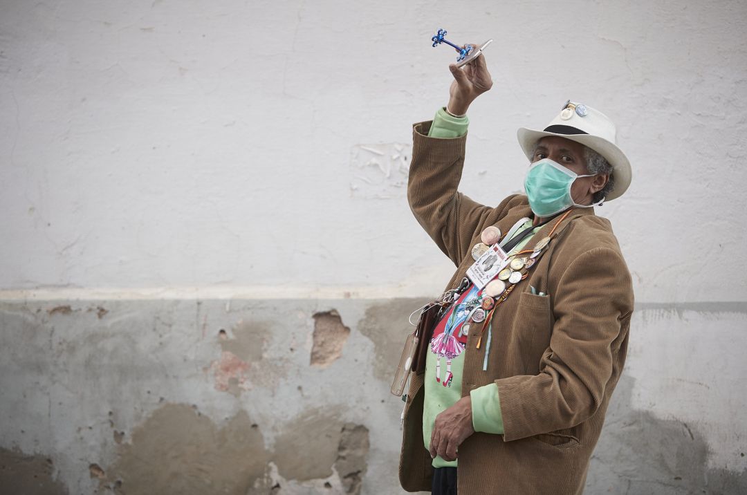 Un hombre con mascarilla en las calles de Sevilla Un hombre con mascarilla en las calles de Sevilla