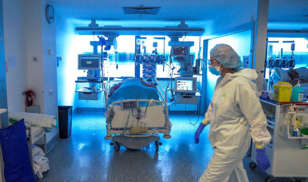Personal médico de una UCI en el Hospital Puerta de Hierro. Personal médico de una UCI en el Hospital Puerta de Hierro.