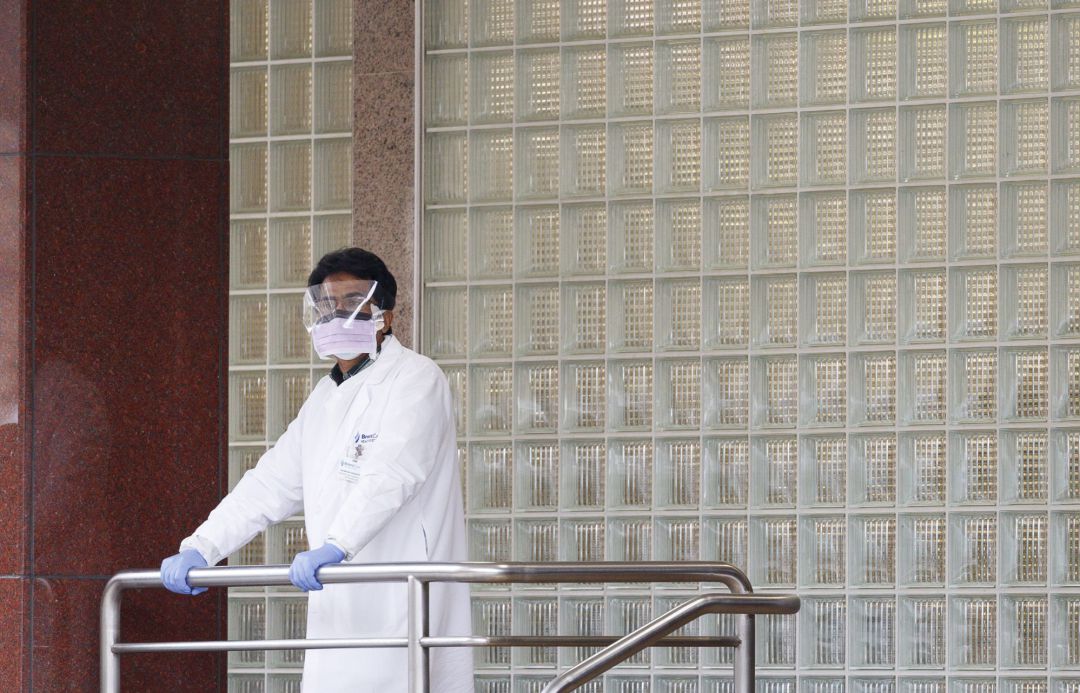Un sanitario con equipo protector durante su descanso en las inmediaciones del Hospital Bronx-Lebanon en el centro del barrio neoyorkino del Bronx. Un sanitario con equipo protector durante su descanso en las inmediaciones del Hospital Bronx-Lebanon en el centro del barrio neoyorkino del Bronx.
