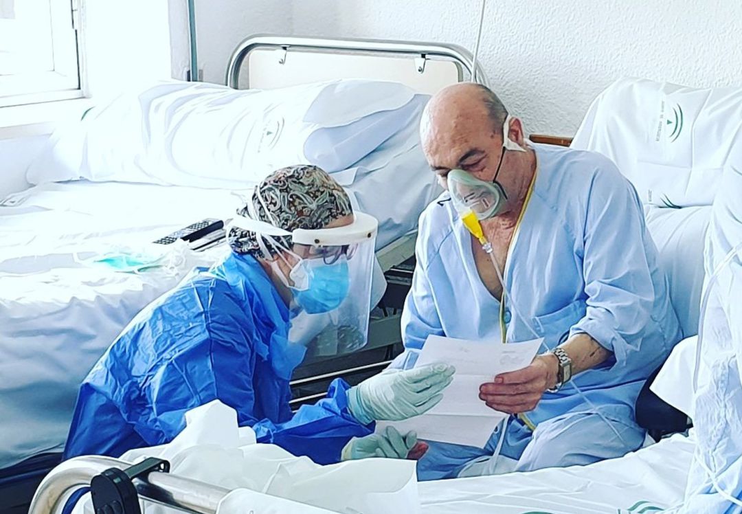 Una sanitaria del hospital San Cecilio traslada a un paciente con covid-19 una carta de un familiar Una sanitaria del hospital San Cecilio traslada a un paciente con covid-19 una carta de un familiar
