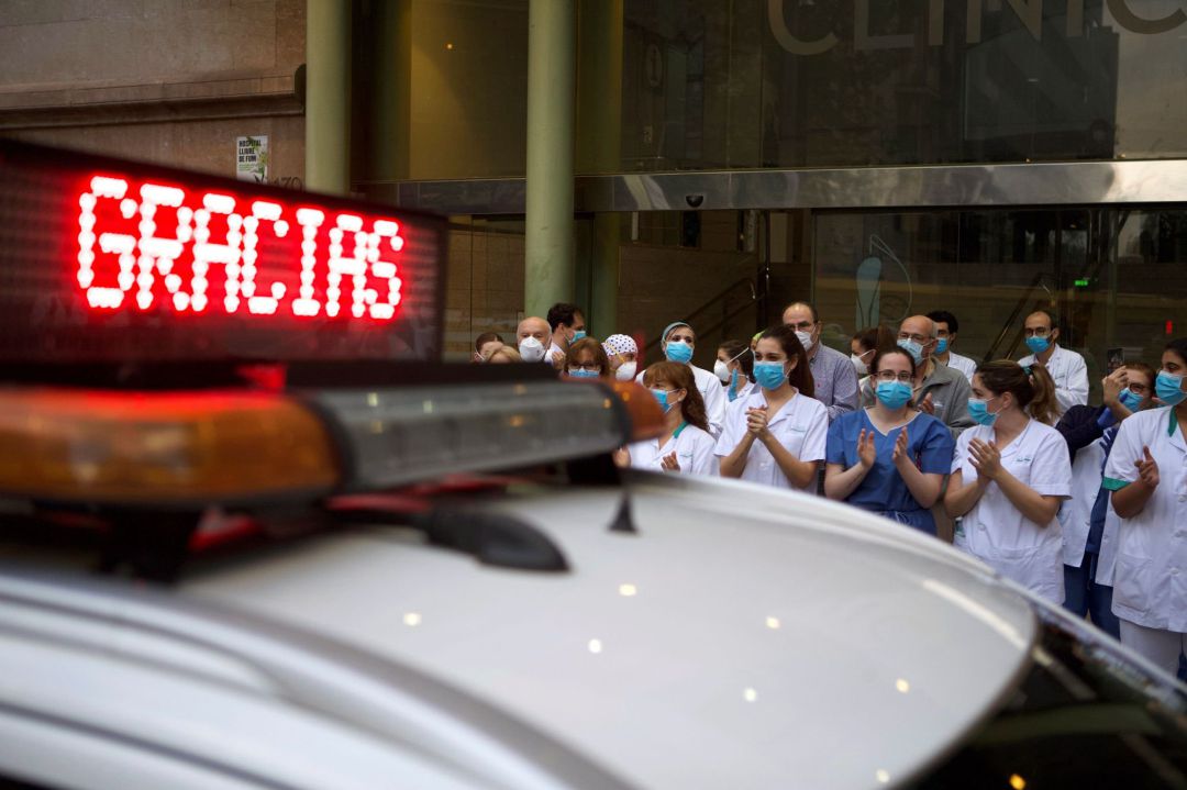 A las 20:00 horas España sigue rindiendo homenaje a sus sanitarios. A las 20:00 horas España sigue rindiendo homenaje a sus sanitarios.