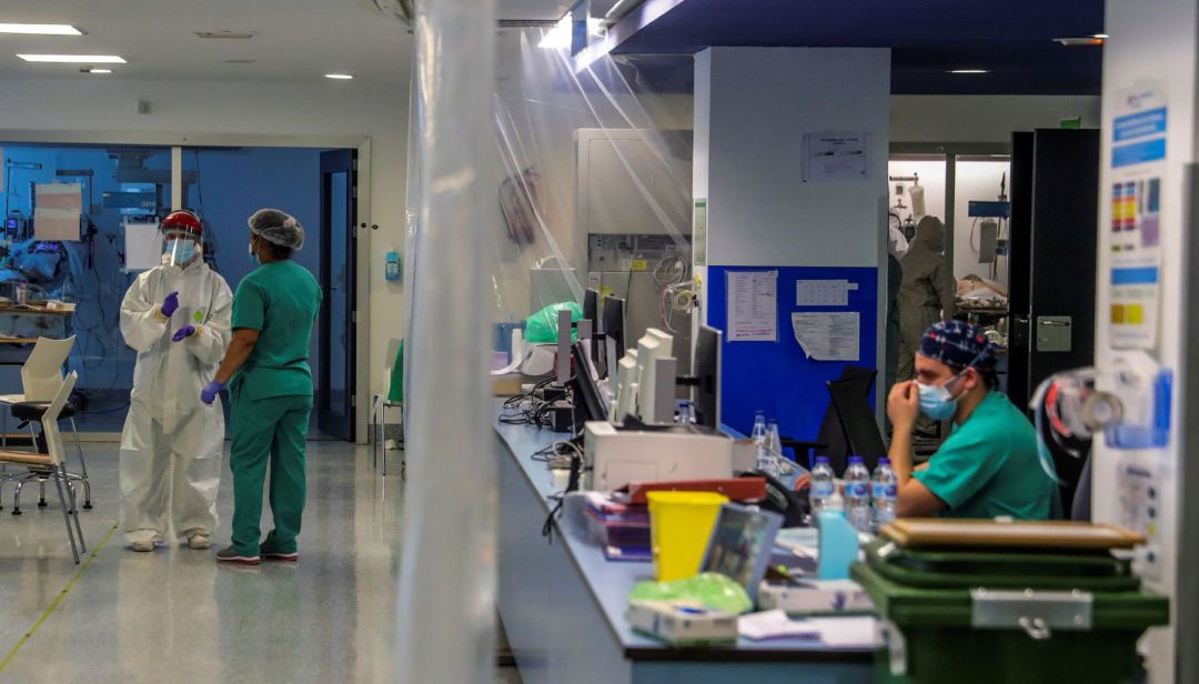 Personal sanitario en una UCI en el Hospital Puerta de Hierro, este jueves durante la vigésima sexta jornada del Estado de Alarma decretado por el Gobierno para frenar la pandemia del coronavirus. Personal sanitario en una UCI en el Hospital Puerta de Hierro, este jueves durante la vigésima sexta jornada del Estado de Alarma decretado por el Gobierno para frenar la pandemia del coronavirus.