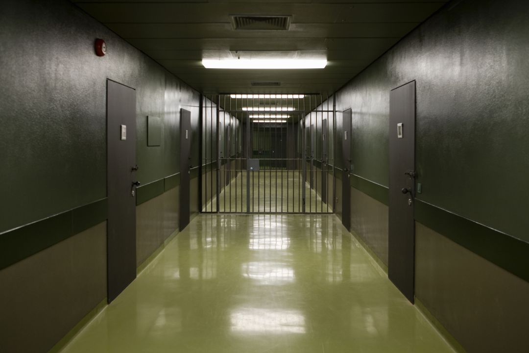 El pasillo vació de una cárcel El pasillo vació de una cárcel