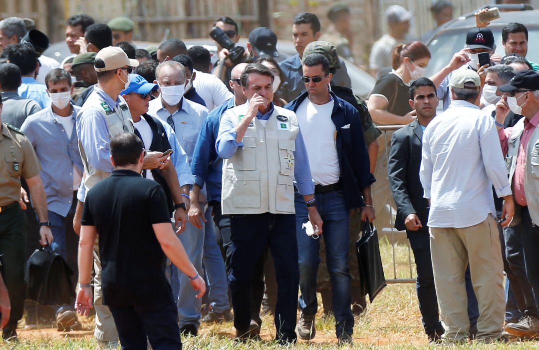 El presidente de Brasil Jair Bolsonaro, sin mascarilla y rodeado de gente, en su visita al nuevo hospital de campaña construido en Aguas Lindas. El presidente de Brasil Jair Bolsonaro, sin mascarilla y rodeado de gente, en su visita al nuevo hospital de campaña construido en Aguas Lindas.