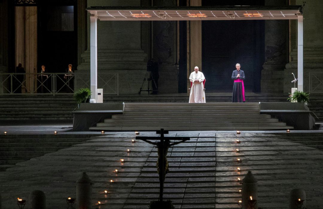 El Papa Francisco presidiendo el Vía Crucis en la plaza vacía fuera de la Basílica de San Pedro, el pasado viernes santo. El Papa Francisco presidiendo el Vía Crucis en la plaza vacía fuera de la Basílica de San Pedro, el pasado viernes santo.