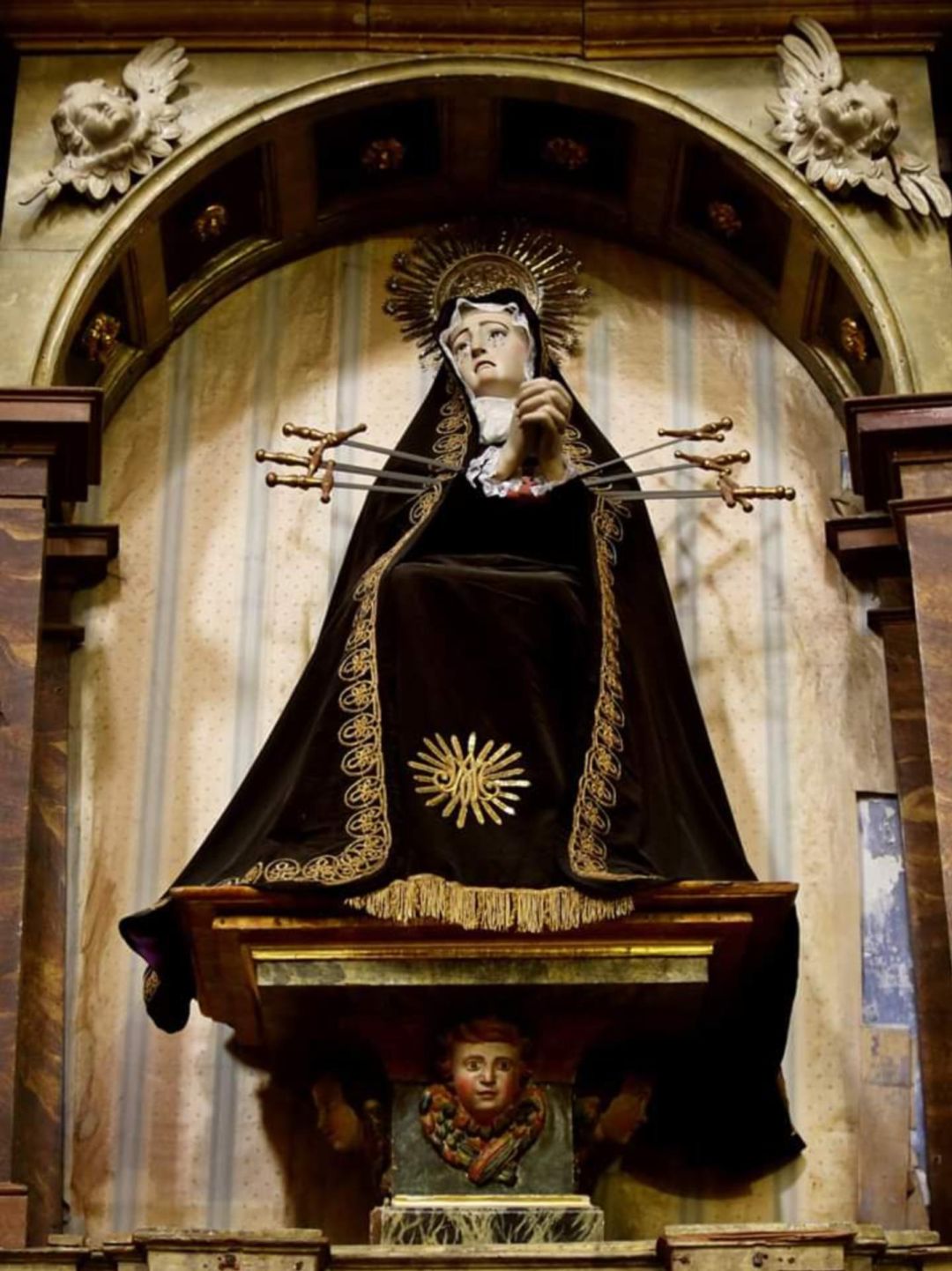 Imagen de la Virgen de las Angustias o de los siete cuchillos de San Miguel de Segovia Imagen de la Virgen de las Angustias o de los siete cuchillos de San Miguel de Segovia