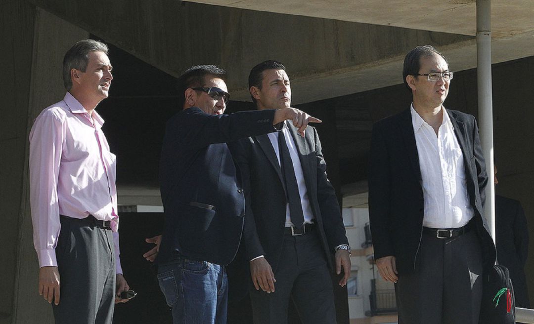 Peter Lim y Amadeo Salvo, en el nuevo estadio. Peter Lim y Amadeo Salvo, en el nuevo estadio.