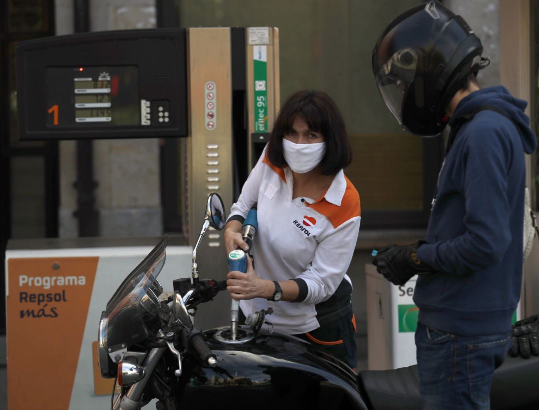 Trabajadora de una gasolinera repone carburante durante el estado de alarma sanitaria debido a la pandemia del coronavirus Trabajadora de una gasolinera repone carburante durante el estado de alarma sanitaria debido a la pandemia del coronavirus