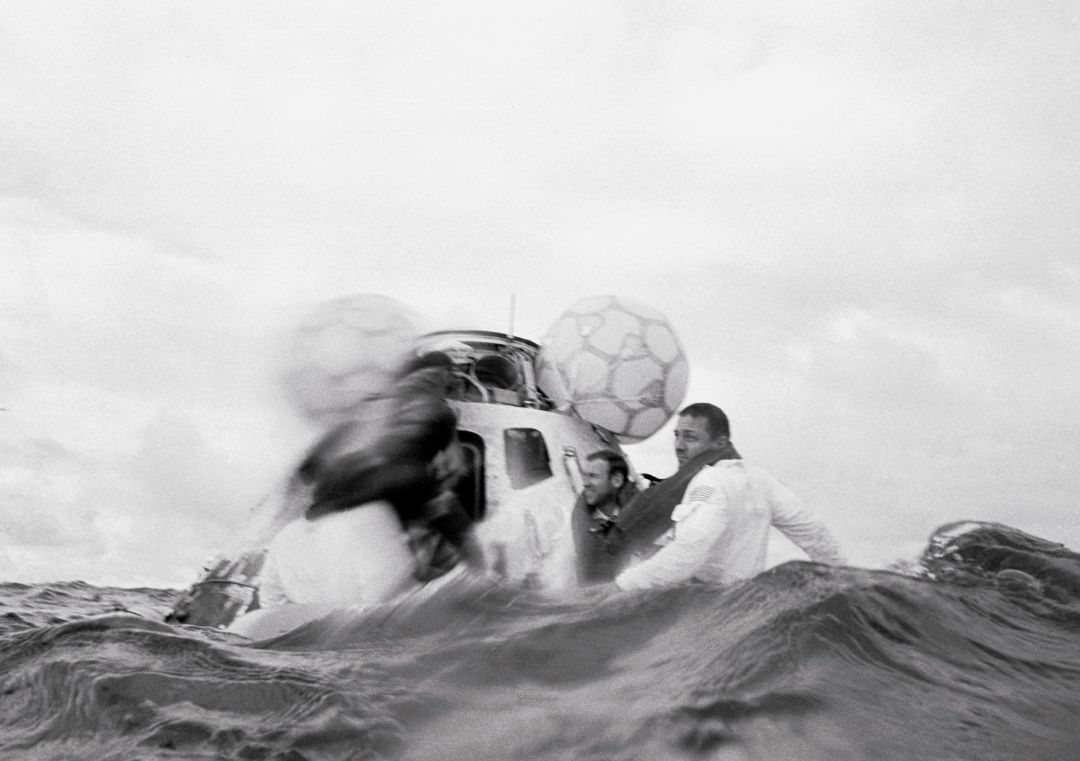 Los astronautas del Apolo 13 pisando agua mientras esperan su helicóptero tras abortar el viaje a la Luna Los astronautas del Apolo 13 pisando agua mientras esperan su helicóptero tras abortar el viaje a la Luna