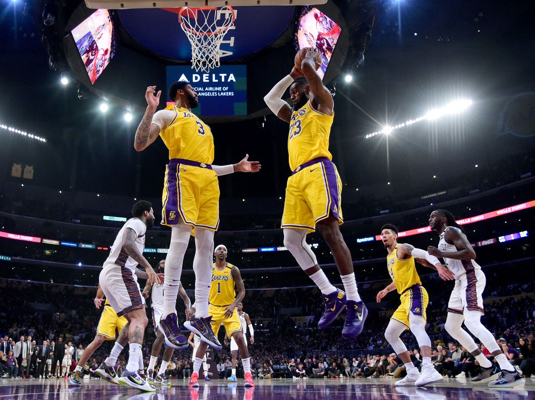 Un partido de la NBA entre los Nets y los Lakers. Un partido de la NBA entre los Nets y los Lakers.