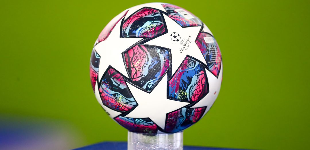 El balón de la Champions, poco antes del comienzo de un partido El balón de la Champions, poco antes del comienzo de un partido