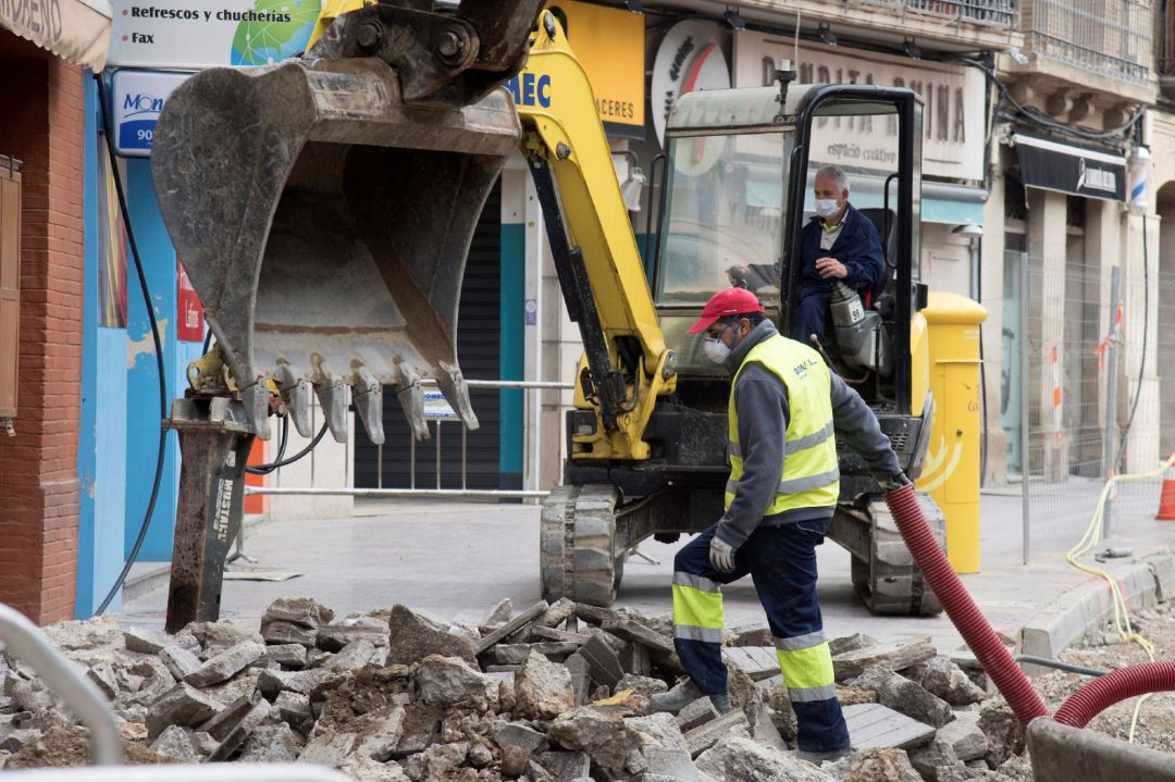Un obrero participa en la reforma del Coso Bajo en Huesca, este lunes, primera jornada para muchos ciudadanos que regresan a sus trabajos tras el fin de la restricción a las actividades económicas no esenciales. Un obrero participa en la reforma del Coso Bajo en Huesca, este lunes, primera jornada para muchos ciudadanos que regresan a sus trabajos tras el fin de la restricción a las actividades económicas no esenciales.