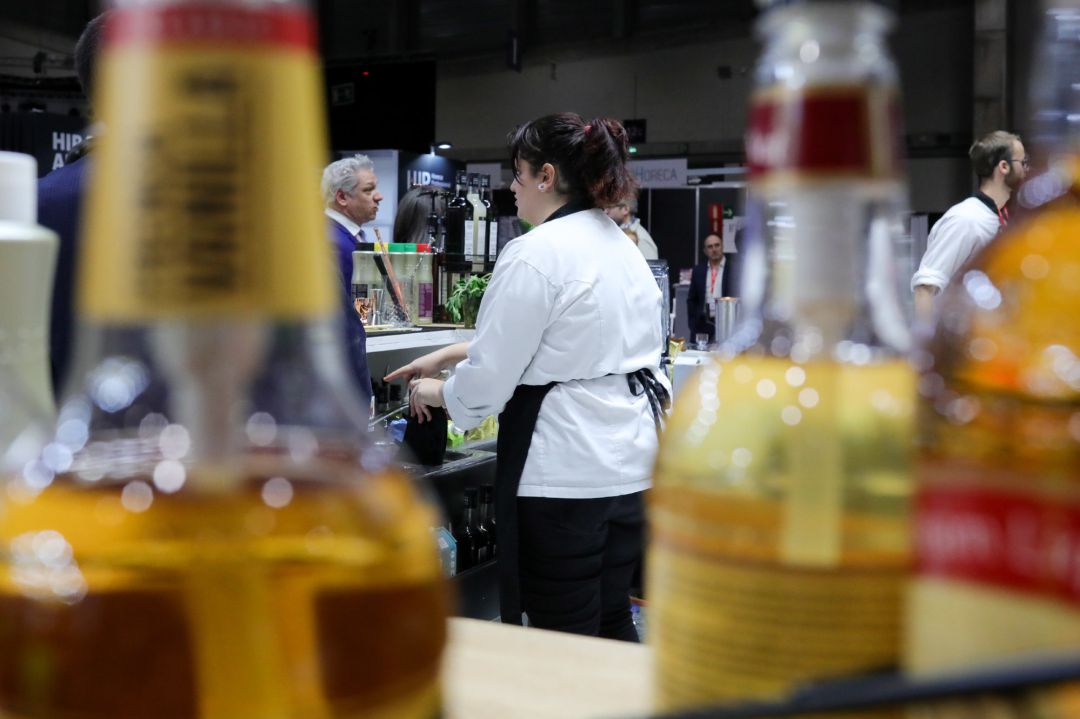Una camarera en un bar, en Madrid. Una camarera en un bar, en Madrid.