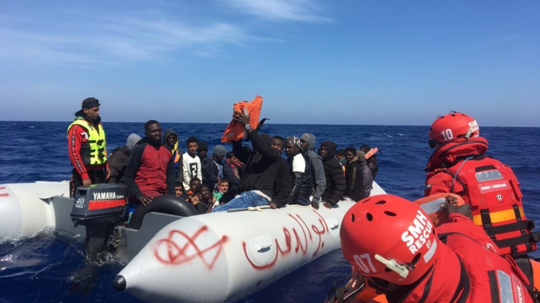 "Entre volver a España o rescatar la patera lo tuvimos claro: giramos rumbo sur a velocidad de crucero"