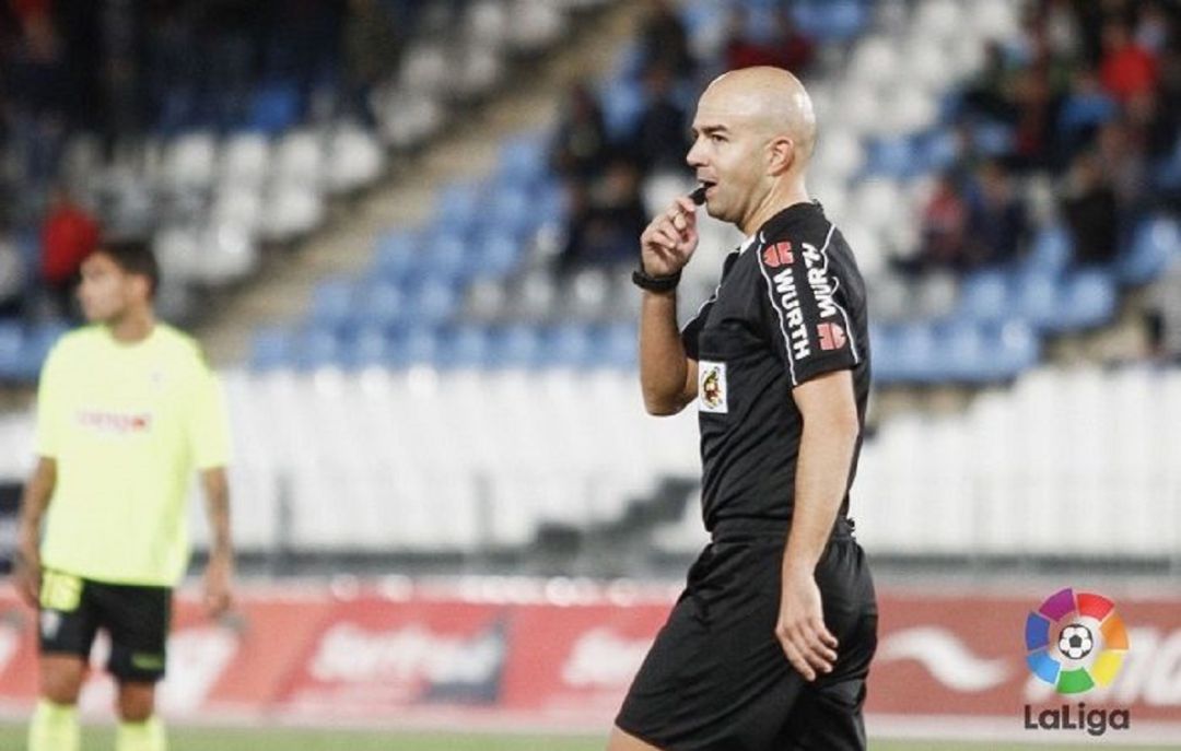 El arbitro asturiano, Pablo González Fuertes, durante un partido El arbitro asturiano, Pablo González Fuertes, durante un partido
