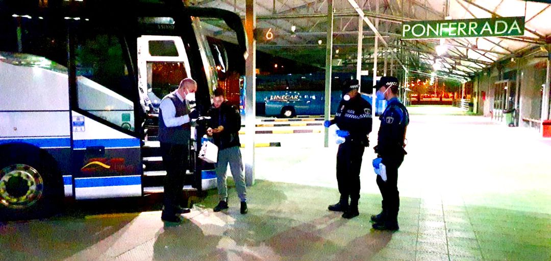 A las seis y media de la mañana ha empezado el reparto en la Estación de
atobuses de Ponferrada A las seis y media de la mañana ha empezado el reparto en la Estación de
atobuses de Ponferrada