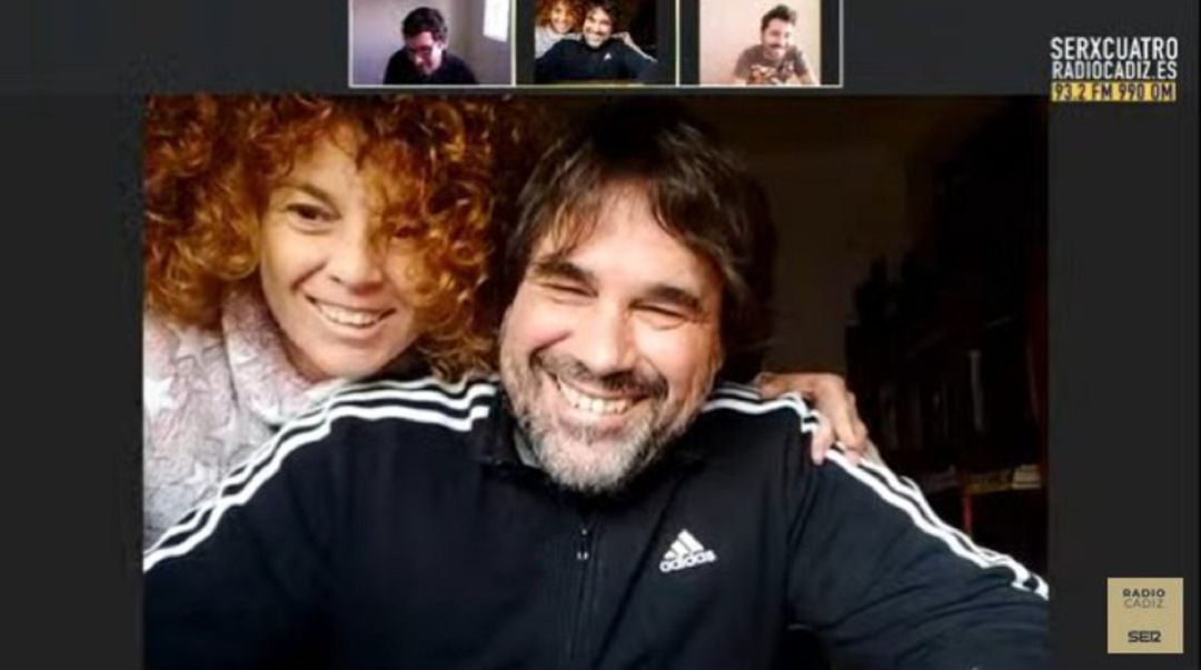 Tino Tovar junto a Eva, su compañera, en un momento de la entrevista de SERxCuatro Confinados Tino Tovar junto a Eva, su compañera, en un momento de la entrevista de SERxCuatro Confinados