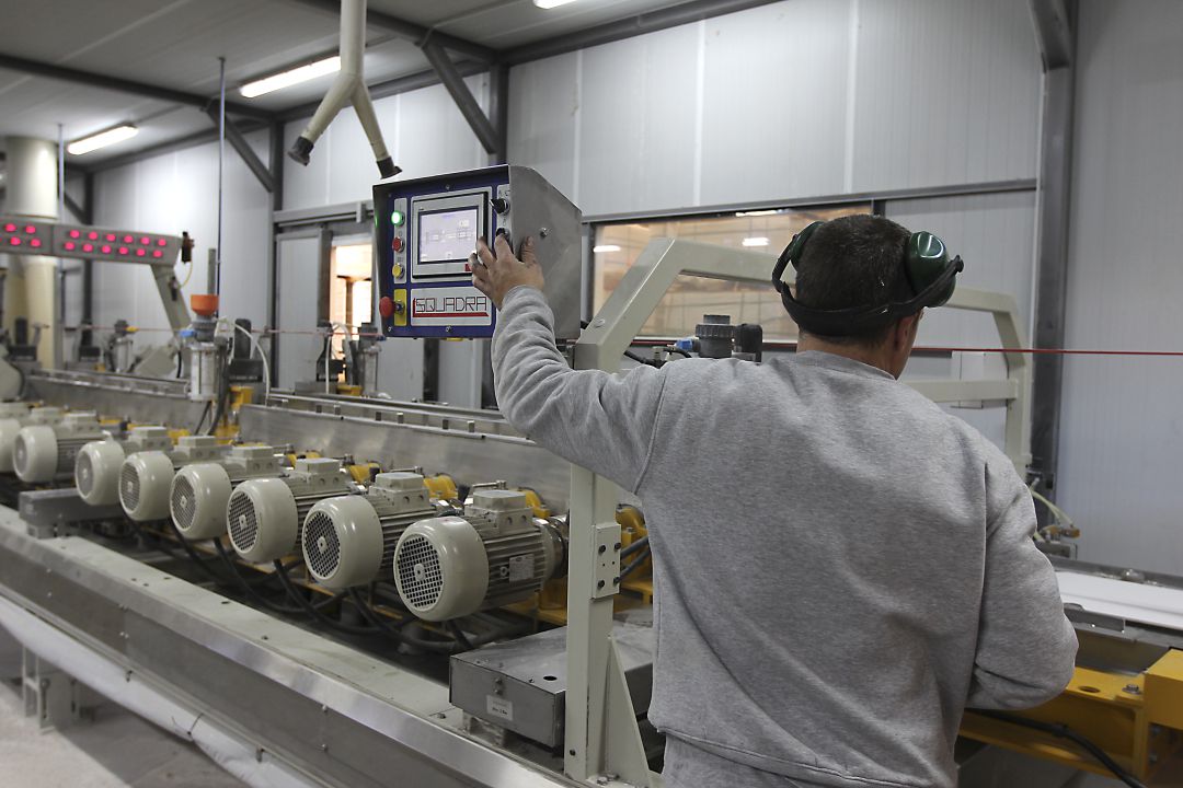 Trabajador en una empresa cerámica Trabajador en una empresa cerámica