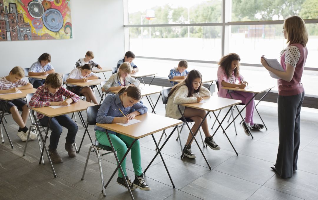 Las aulas permanecerán cerradas por el momento en este tercer trimestre y los alumnos que tengan medios para ello podrán seguir el curso telemáticamente, aunque el 38% según FAMPA Los Olivos lo tendrán complicado o imposible Las aulas permanecerán cerradas por el momento en este tercer trimestre y los alumnos que tengan medios para ello podrán seguir el curso telemáticamente, aunque el 38% según FAMPA Los Olivos lo tendrán complicado o imposible
