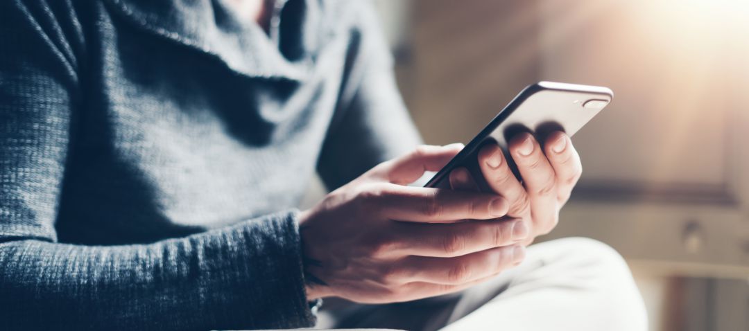 Una persona consulta su teléfono móvil. Una persona consulta su teléfono móvil.