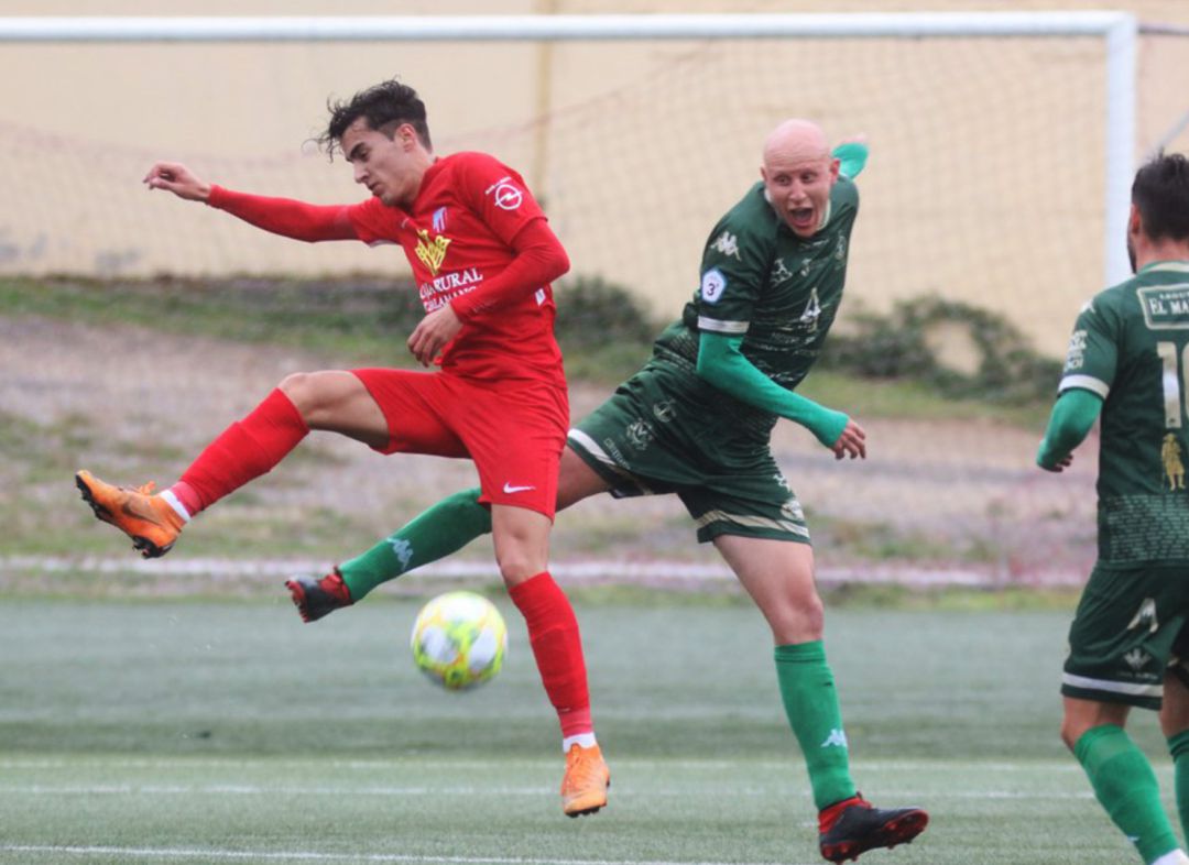 David Uña, central del Astorga, en una acción de juego contra el Santa Marta David Uña, central del Astorga, en una acción de juego contra el Santa Marta