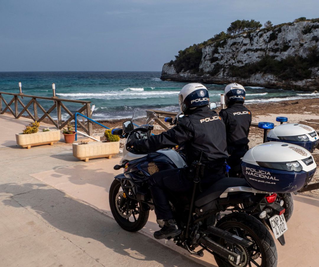 Dos policías patrullan por la playas Estany d'en Mas, en Manacor Dos policías patrullan por la playas Estany d'en Mas, en Manacor