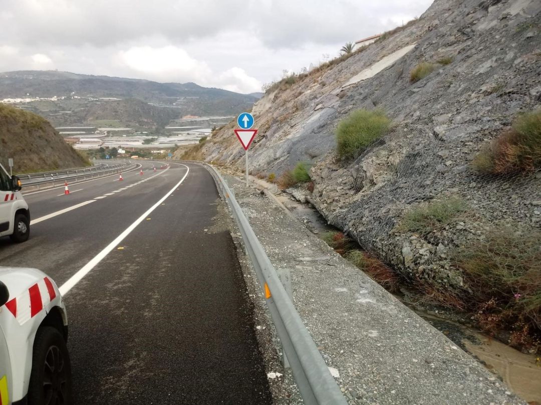 Desprendimiento de la carretera en la A-7 Desprendimiento de la carretera en la A-7