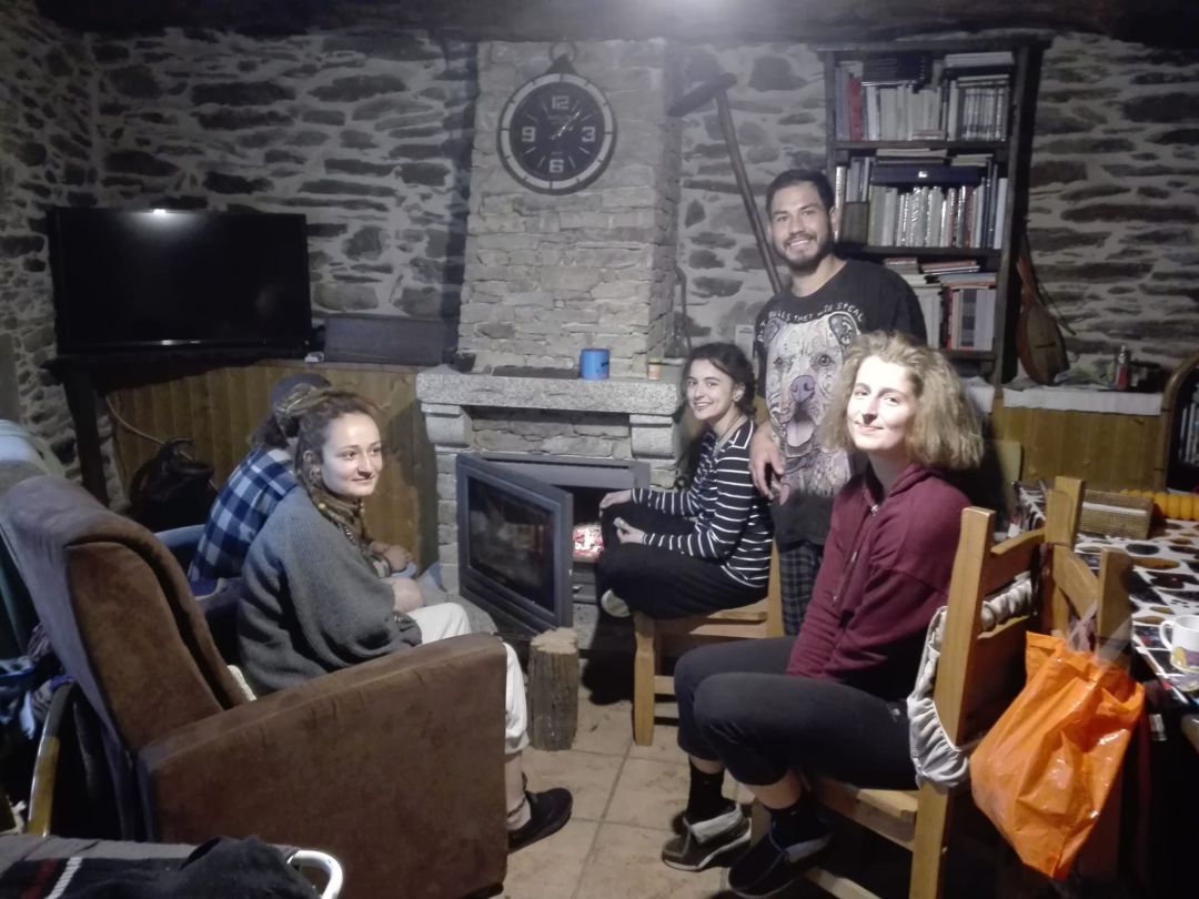 Jovenes estudiantes confinados en una vivienda de San Ciprian de Hermisende Jovenes estudiantes confinados en una vivienda de San Ciprian de Hermisende