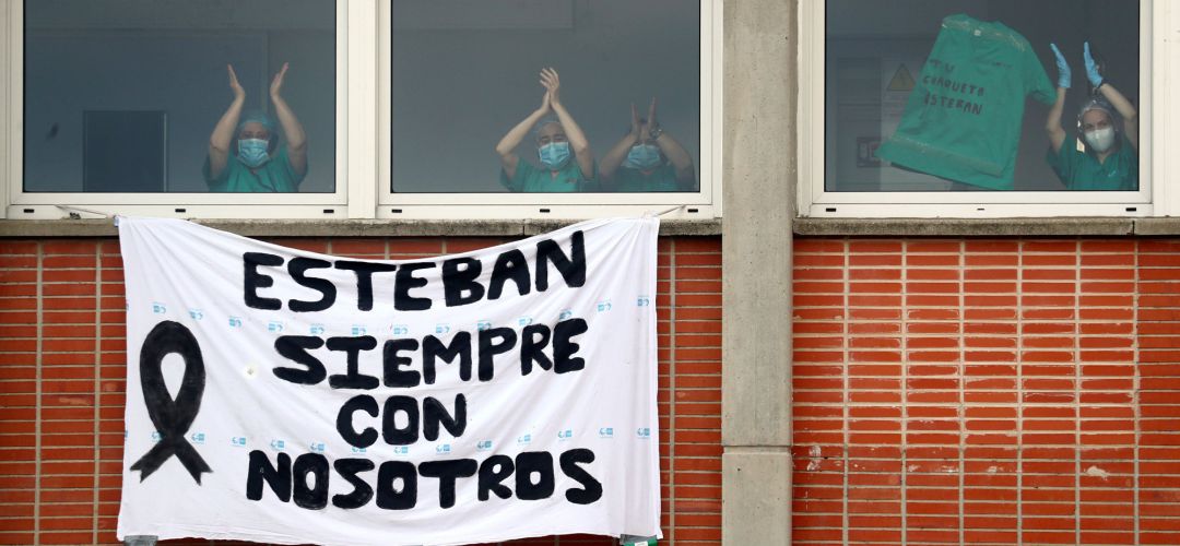 Una pancarta en la fachada del hospital recuerda a Esteban Una pancarta en la fachada del hospital recuerda a Esteban