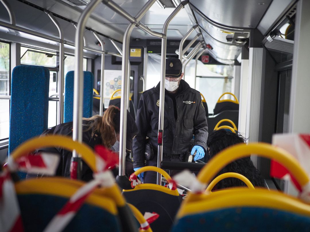 Dos agentes de la Policía Nacional protegidos con mascarillas identifican a viajeros de un autobús urbano en un control en la Avenida del Ejército de Pamplona Dos agentes de la Policía Nacional protegidos con mascarillas identifican a viajeros de un autobús urbano en un control en la Avenida del Ejército de Pamplona