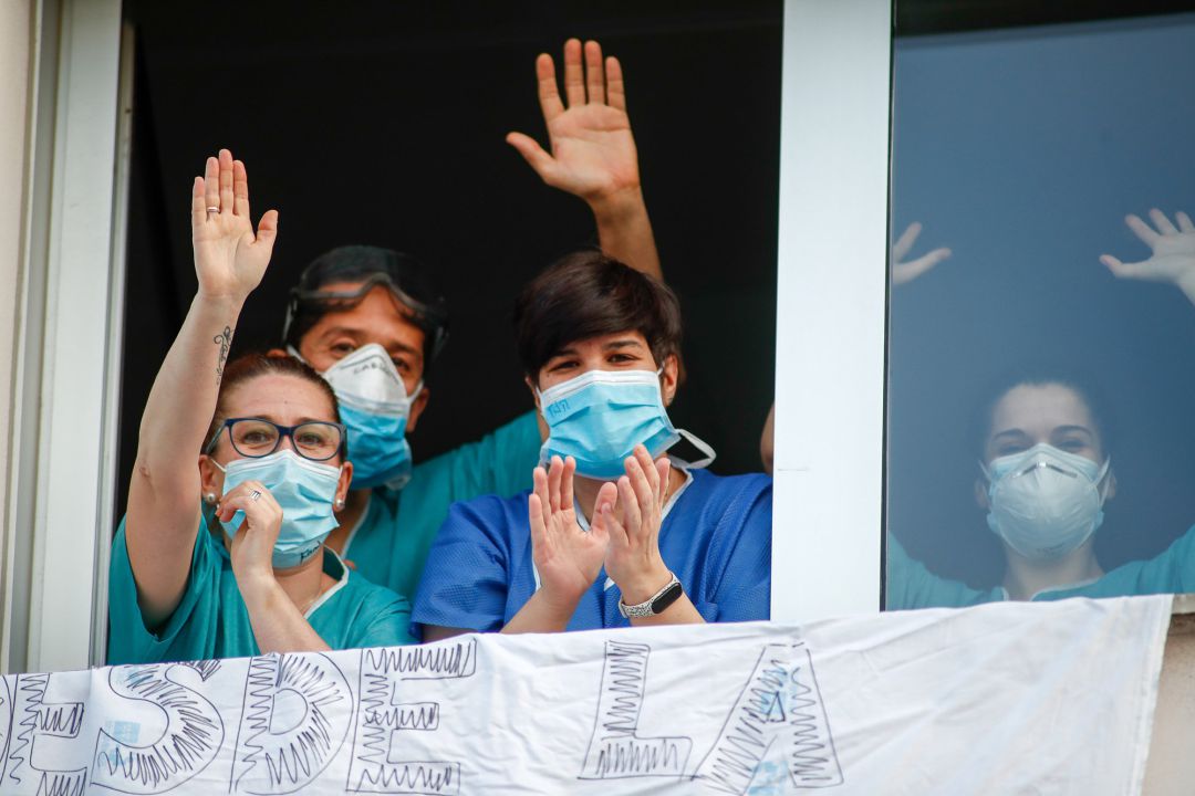 Varios sanitarios aplauden a Fuerzas y Cuerpos de Seguridad desde una ventana durante el homenaje diario a los sanitarios en el Hospital Infanta Elena de Valdemoro Varios sanitarios aplauden a Fuerzas y Cuerpos de Seguridad desde una ventana durante el homenaje diario a los sanitarios en el Hospital Infanta Elena de Valdemoro