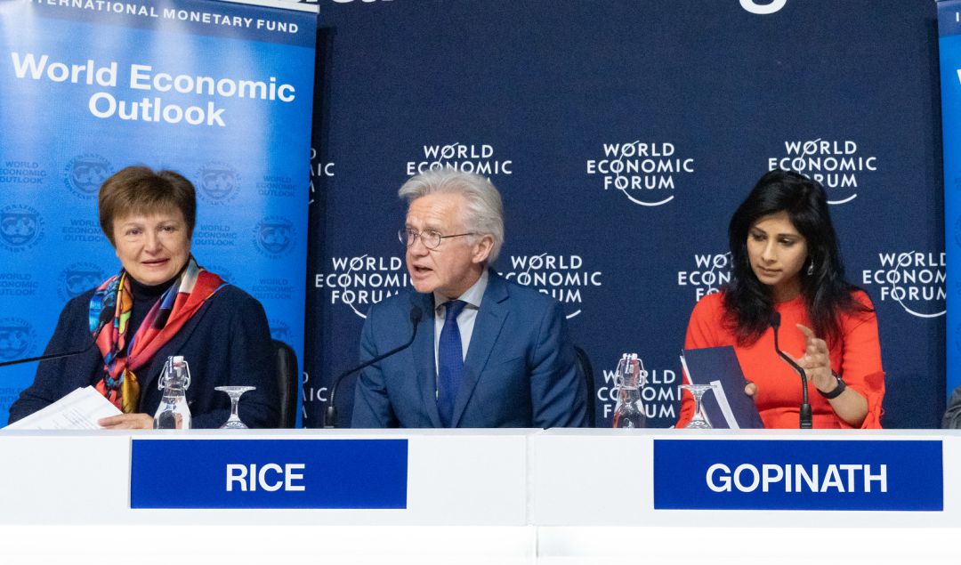 La directora gerente del FMI, Kristalina Georgieva, y la economista jefe del organismo, Gita Gopinath, junto al responsable de comunicaciones durante la presentación del último informe de previsiones La directora gerente del FMI, Kristalina Georgieva, y la economista jefe del organismo, Gita Gopinath, junto al responsable de comunicaciones durante la presentación del último informe de previsiones