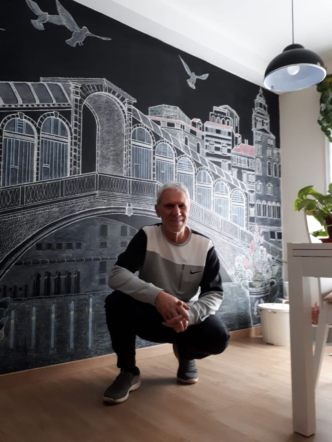El artista posa con su obra El artista posa con su obra
