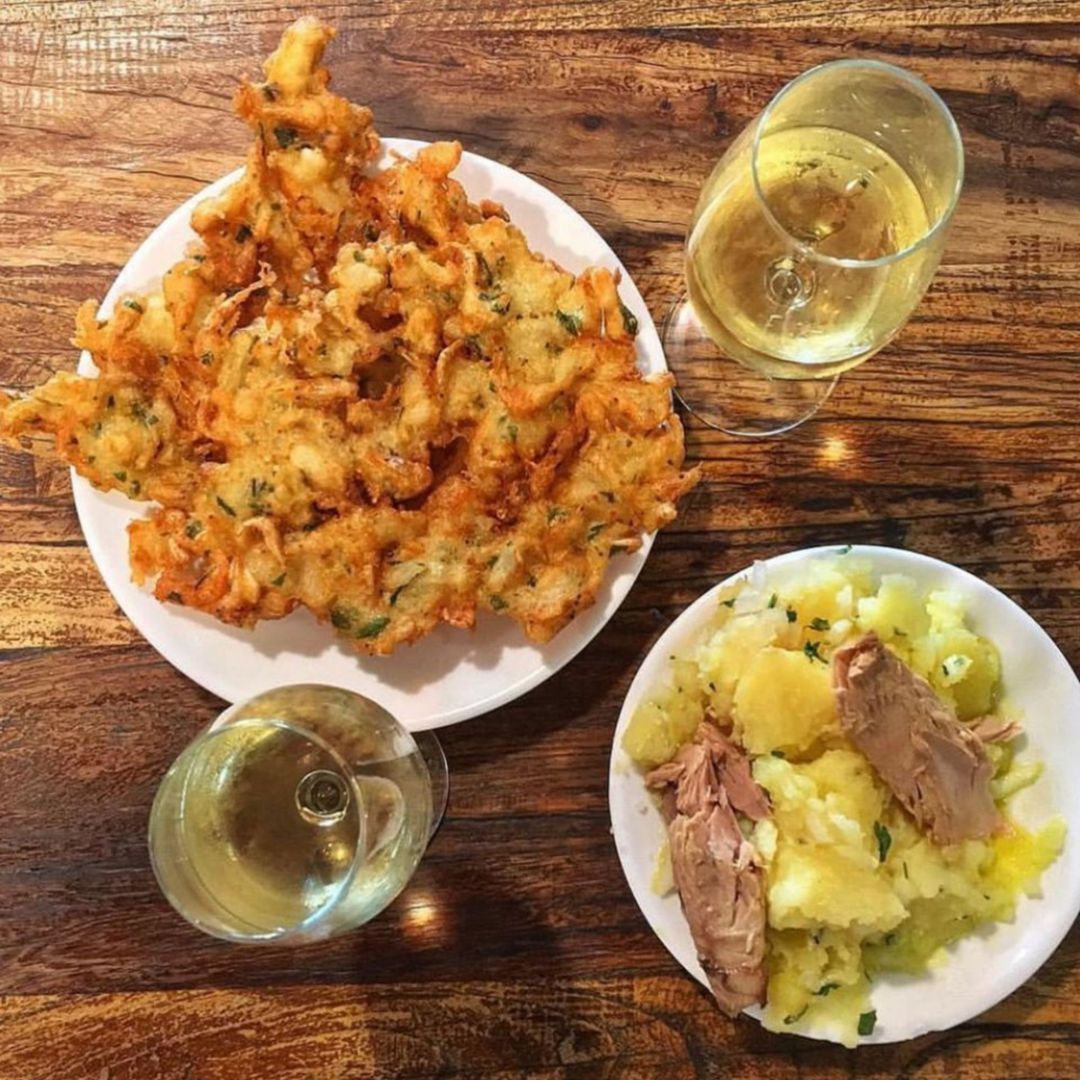 Tortillitas de camarones, papas aliñás con melva canutera y copas de manzanilla en el Barbiana de Sanlúcar Tortillitas de camarones, papas aliñás con melva canutera y copas de manzanilla en el Barbiana de Sanlúcar