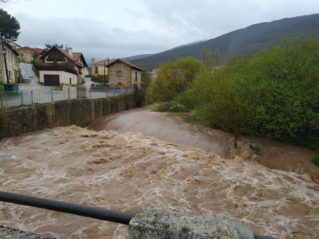 Aspecto que presenta el río Rubagón en Barruelo de Santullán (Palencia) Aspecto que presenta el río Rubagón en Barruelo de Santullán (Palencia)