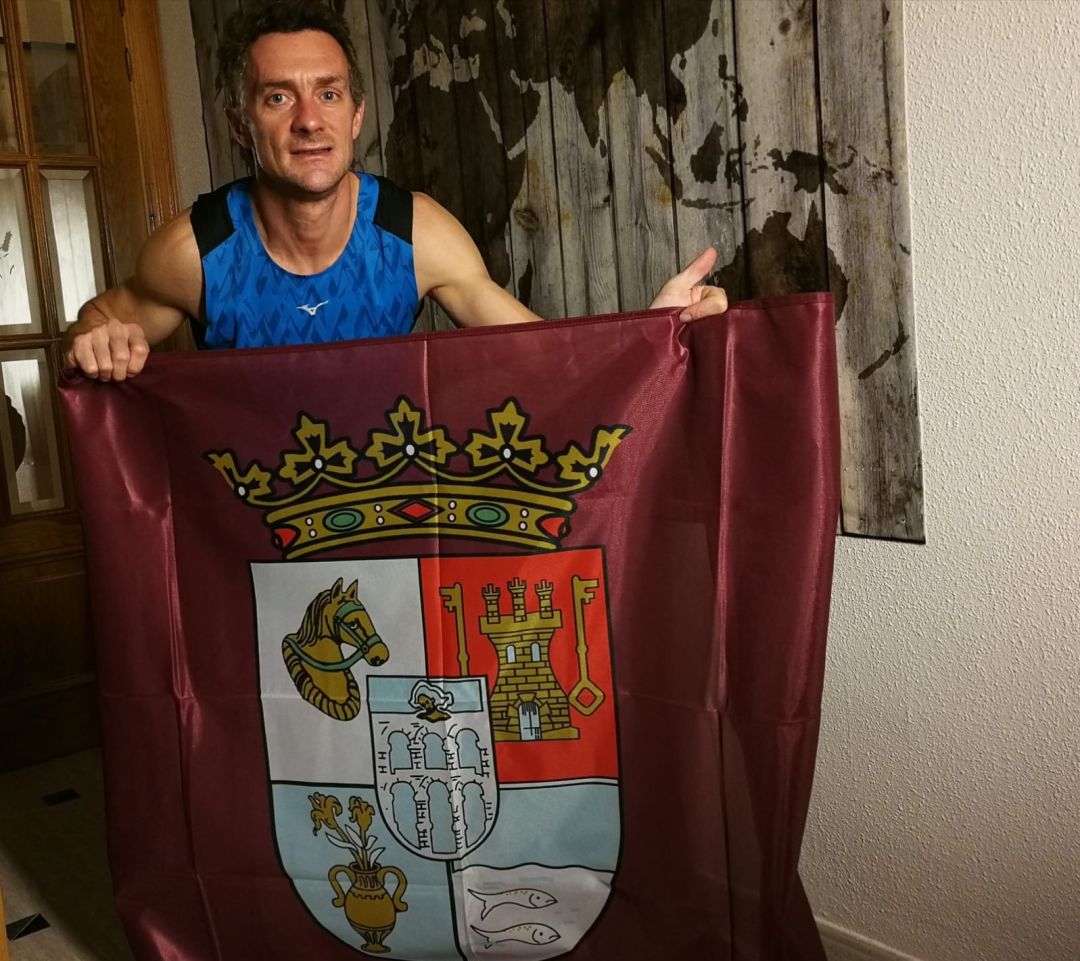 El atleta granjeño Luis Alonso con la bandera de la Diputación de Segovia El atleta granjeño Luis Alonso con la bandera de la Diputación de Segovia